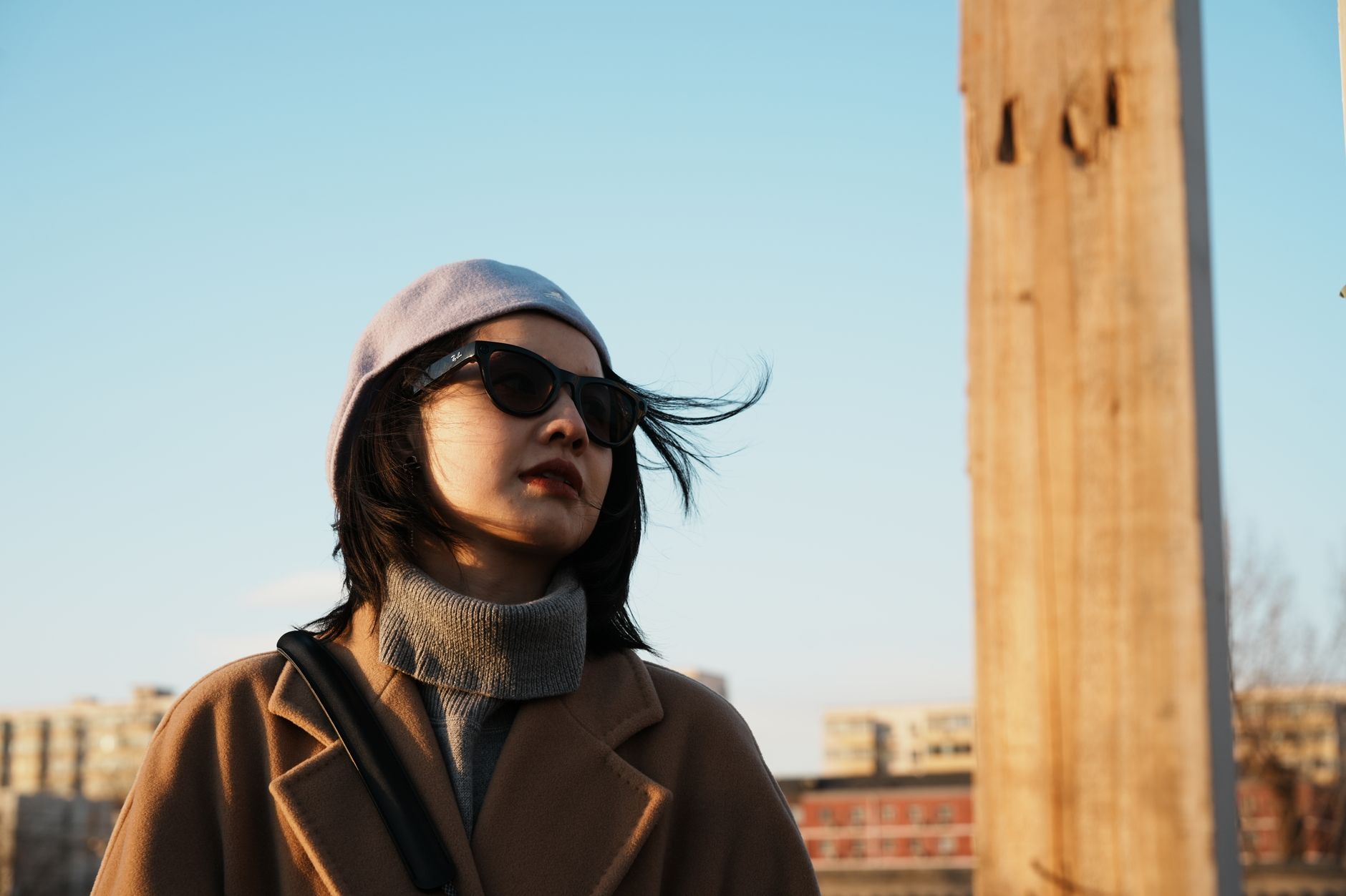 风邪 wind illness – person with scarf walking on windy autumn street