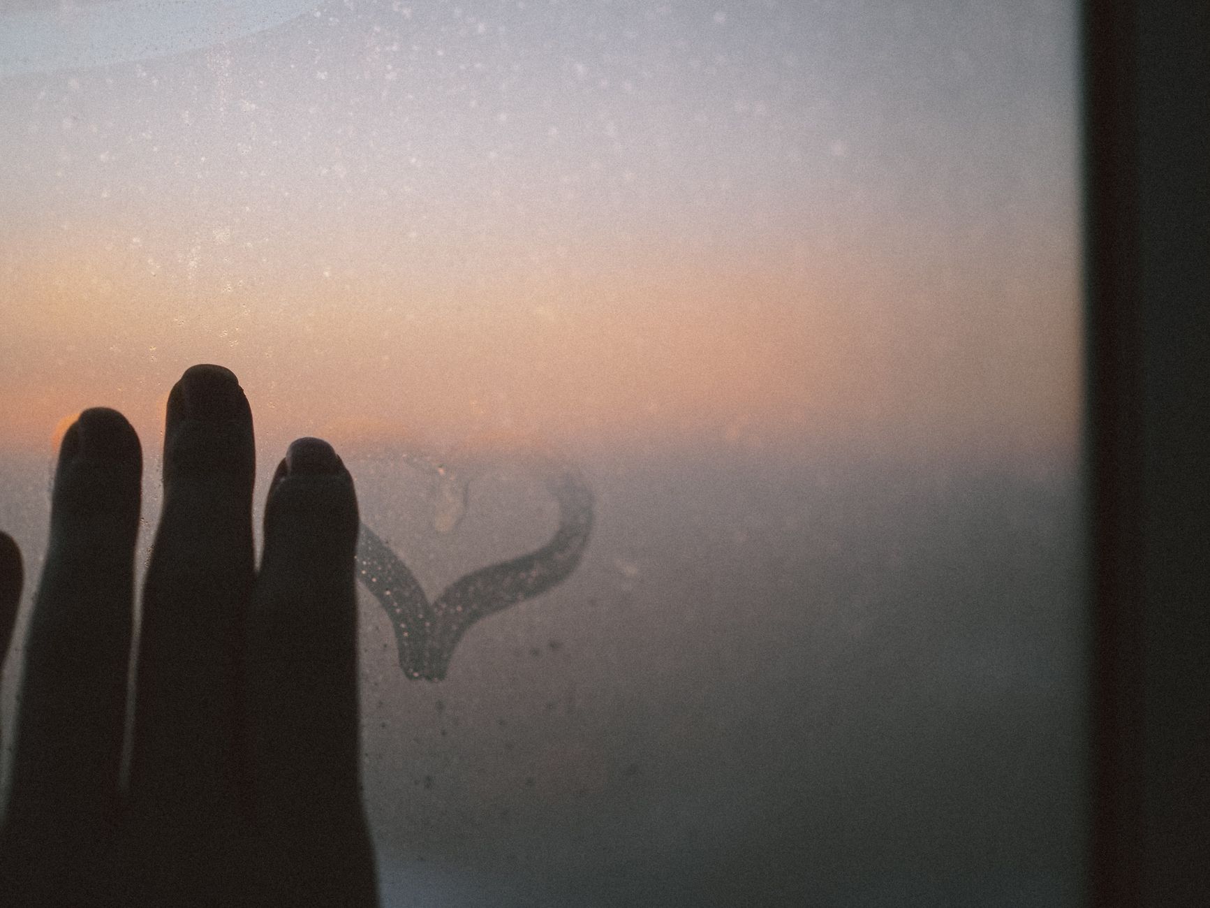 dampness in TCM – person feeling sluggish by a foggy morning window