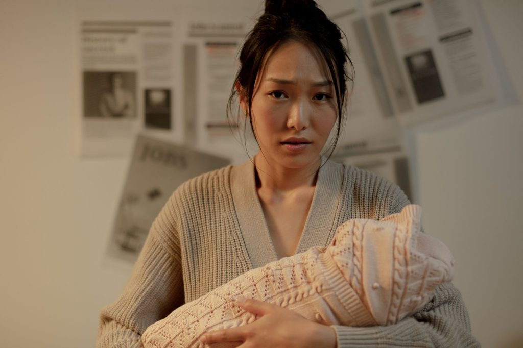 cold water after childbirth – new mother resting in bed with warm drink