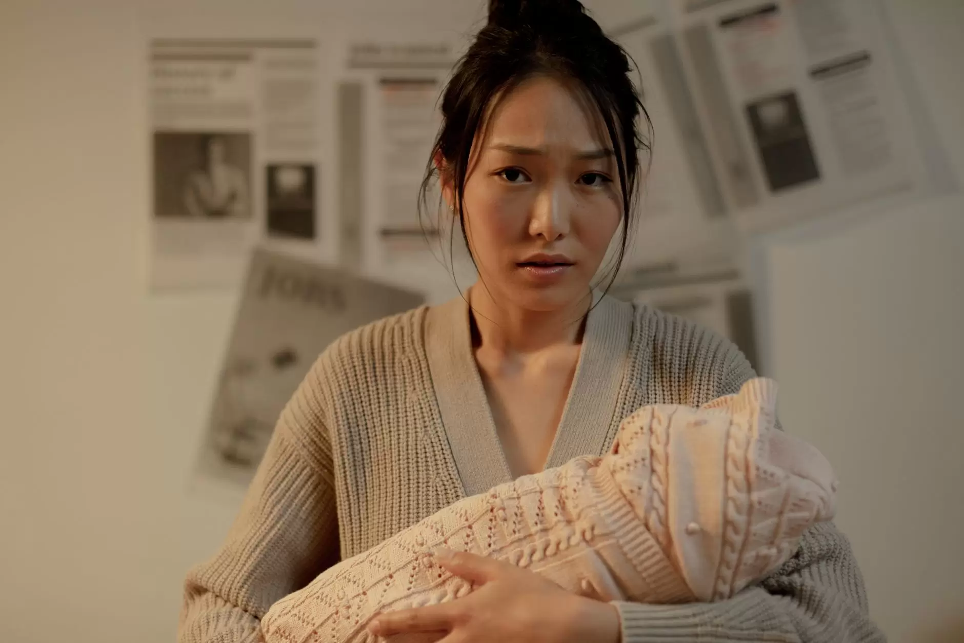 cold water after childbirth – new mother resting in bed with warm drink
