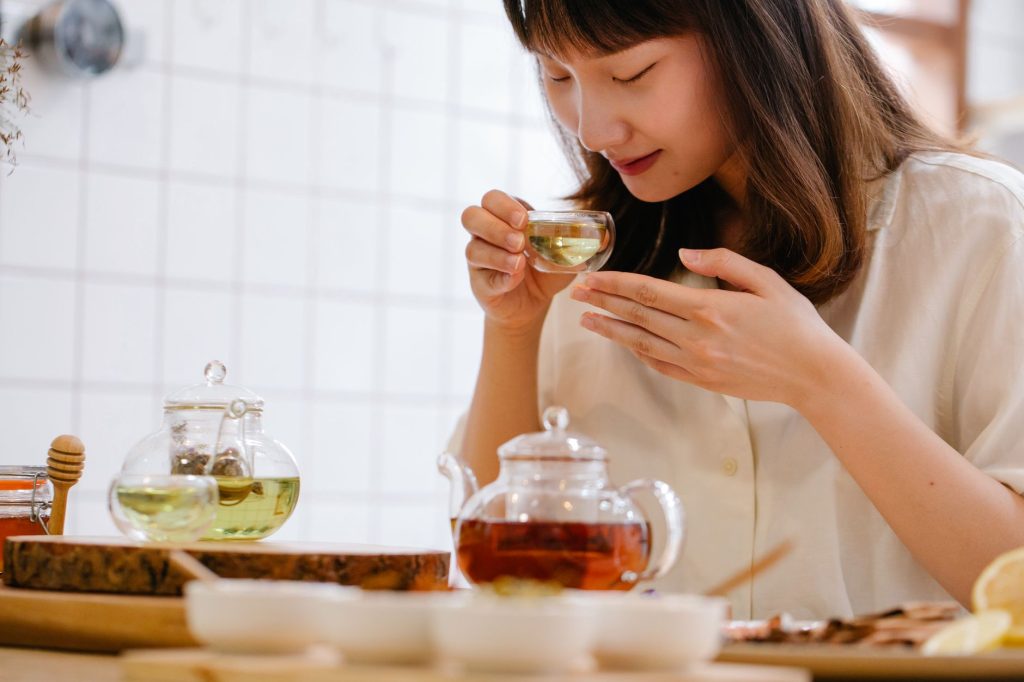 Chinese warm water – a person drinking from a glass.